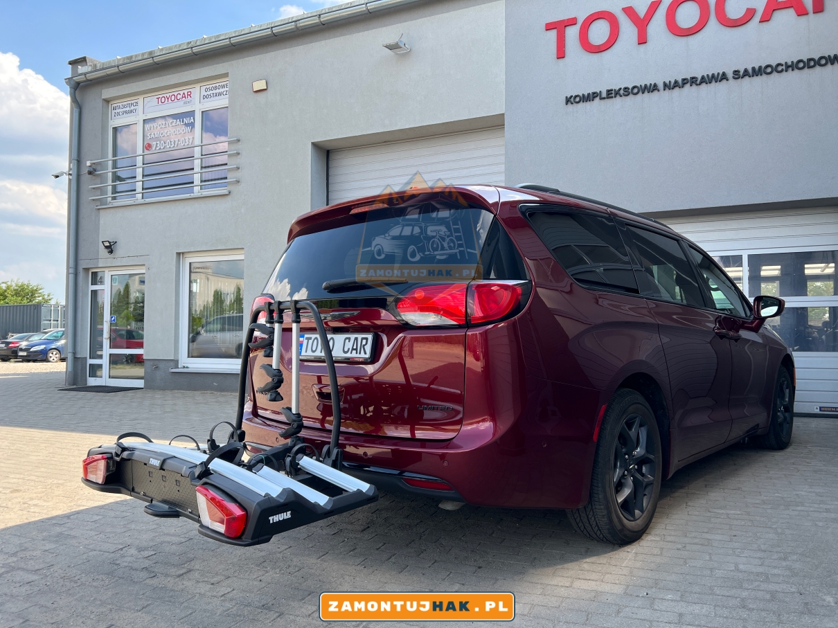 chrysler pacifica z bagaznikiem rowerowym thule 939 zdjecie pokazuje jak dobrze jest dopasowany